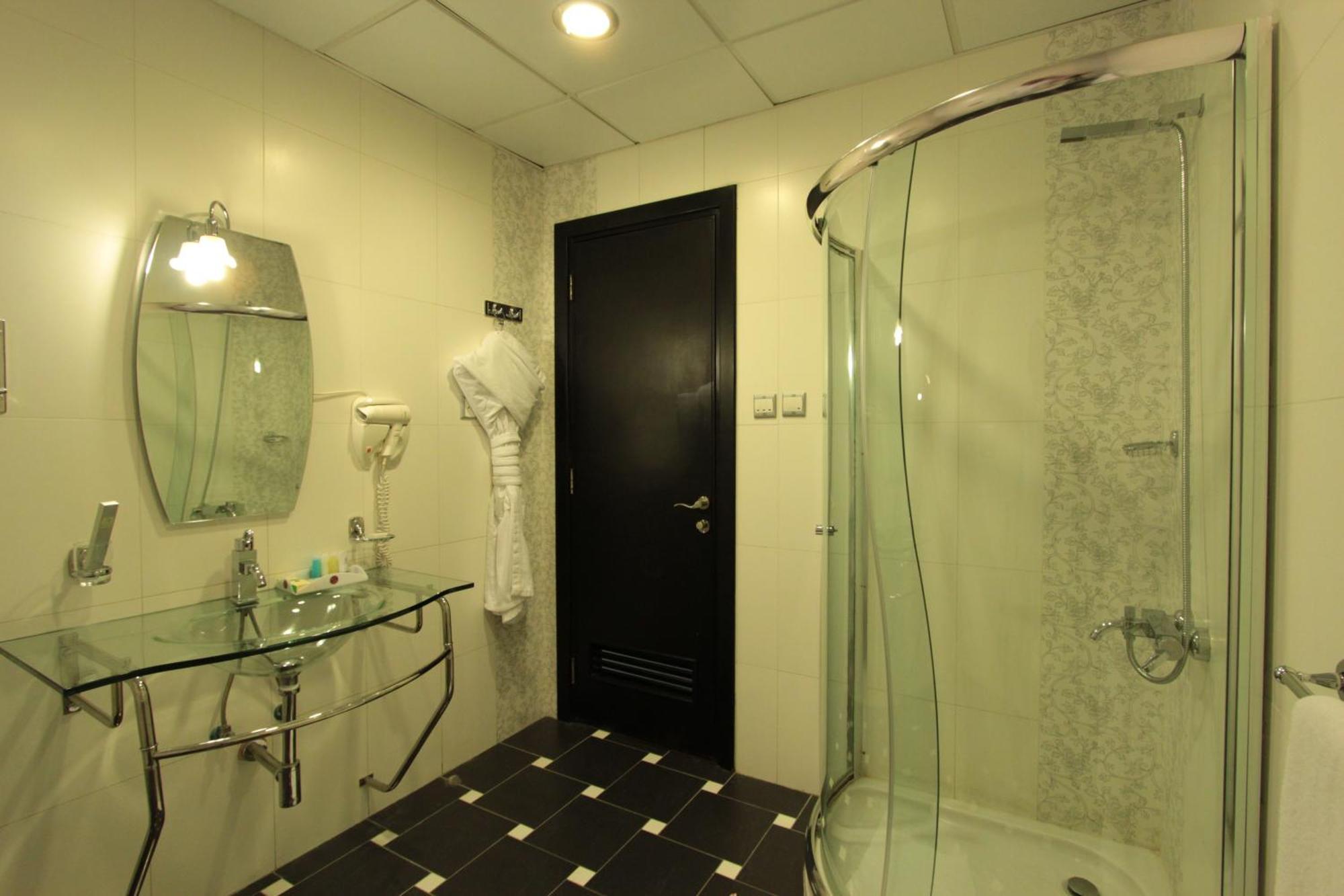 Awaliv International Hotel Ta'if Szoba fotó A shower cubicle