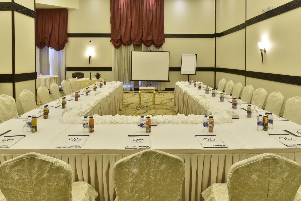 Awaliv International Hotel Ta'if Kültér fotó U-shaped table layout